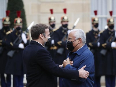 Tổng thống Pháp tiếp xúc với nhiều người trong những ngày qua. Ảnh: Le Monde.