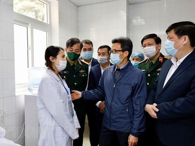 Phó Thủ tướng đã thăm hỏi, động viên 3 tình nguyện viên đầu tiên tiêm thử nghiệm vắcxin phòng COVID-19 do Việt Nam sản xuất. (Ảnh: Dương Giang/TTXVN).