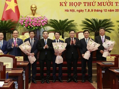 Lãnh đạo Thành phố tặng hoa chúc mừng 5 tân Phó Chủ tịch UBND TP tại kỳ họp 18 HĐND.