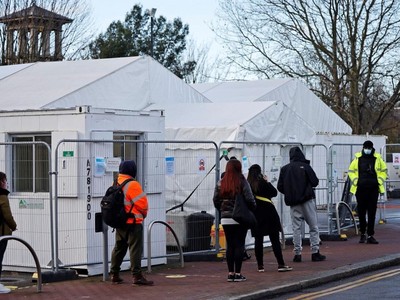 Một điểm xét nghiệm COVID-19 tại Walthamstow, đông bắc London, Anh, ngày 15/12/2020. Ảnh: AFP.