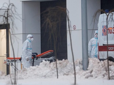 Chuyển bệnh nhân COVID-19 tới bệnh viện ở Kommunarka, ngoại ô Moskva (Nga). (Ảnh: THX/TTXVN).
