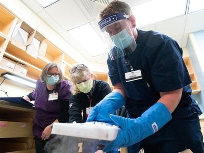 Các kỹ thuật viên dược nhận bàn giao vắc xin Covid-19 của hãng Pfizer-BioNTech tại Madison, bang Wisconsin, Mỹ (Ảnh: Reuters).