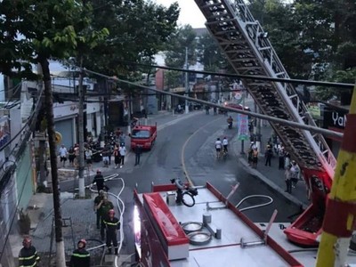 Lực lượng chức năng khống chế lửa xảy ra tại shop thời trang trên đường Yersin.