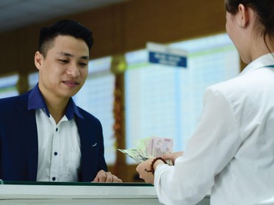 Nhiều người không chọn cách để tiền trong tài khoản tiết kiệm, mà chuyển sang kênh chứng khoán. Ảnh: Dũng Minh.