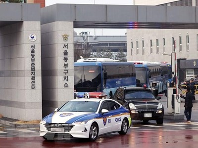 Xe chở tù nhân nhiễm COVID-19 từ Trung tâm Giam giữ Dongbu tới cơ sở y tế để điều trị. (Ảnh: Yonhap/TTXVN).