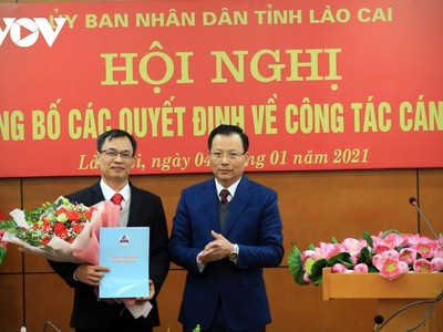 Ông Hoàng Quốc Khánh trao Quyết định bổ nhiệm cho tân Giám đốc Sở Ngoại vụ tỉnh Lào Cai.