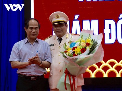 Ông Võ Ngọc Thành- Chủ tịch UBND tỉnh Gia Lai tặng hoa chúc mừng Thiếu tướng Rah Lan Lâm.