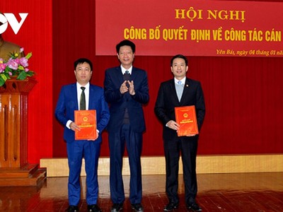 Phó Chủ tịch Thường trực UBND tỉnh Nguyễn Thế Phước trao Quyết định điều động của UBND tỉnh cho ông Bùi Ngọc Hùng và Lê Ngọc Minh.