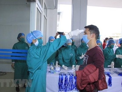 Kiểm tra, cách ly lao động người Trung Quốc để phòng chống bệnh COVID-19. (Ảnh: TTXVN).