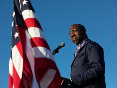 Ứng viên đảng Dân chủ Raphael Warnock giành chiến thắng trong cuộc đua vào Thượng viện ở Georgia. Ảnh: Getty.