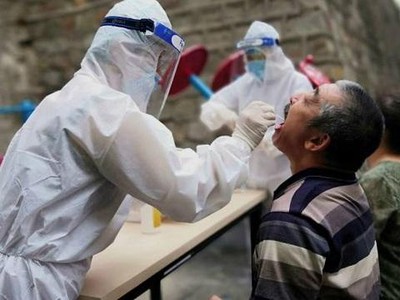 Nhân viên y tế lấy mẫu xét nghiệm Covid-19 (Ảnh: Reuters)