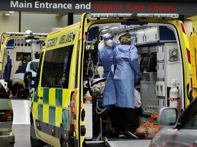 Chuyển bệnh nhân mắc COVID-19 tới bệnh viện ở London, Anh. (Ảnh: AFP/TTXVN).