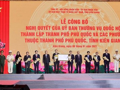 Phó Thủ tướng Thường trực Chính phủ Trương Hòa Bình đã trao Nghị quyết thành lập Thành phố Phú Quốc và các phường thuộc Thành phố Phú Quốc cho lãnh đạo tỉnh Kiên Giang.