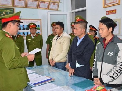 Tống đạt các quyết định khởi tố bị can và bắt tam giam 3 đối tượng Nguyễn Tấn Bá, Lương Thanh Trung và Nguyễn Văn Sơn. (Nguồn: BHXH Việt Nam).