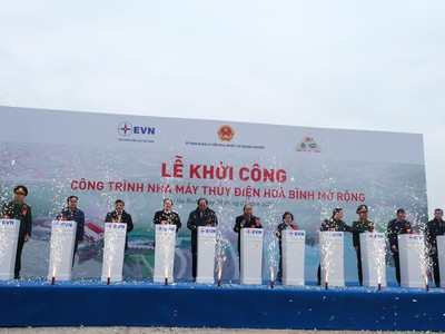 Thủ tướng Chính phủ Nguyễn Xuân Phúc (đứng giữa) cùng các đại biểu tham gia nghi thức khởi công công trình.