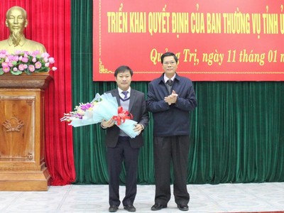 Ông Nguyễn Khánh Vũ (ảnh trái), Bí thư Đảng ủy Khối cơ quan và doanh nghiệp tỉnh được phân công giữ chức vụ Chánh Văn phòng Tỉnh ủy Quảng Trị.