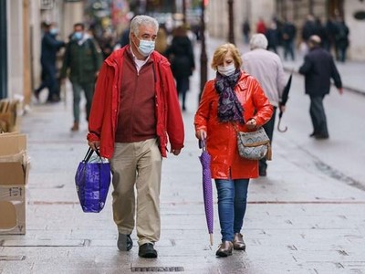 Người dân đeo khẩu trang phòng dịch COVID-19 tại Burgos, Tây Ban Nha ngày 21/10/2020. (Ảnh: AFP/TTXVN).