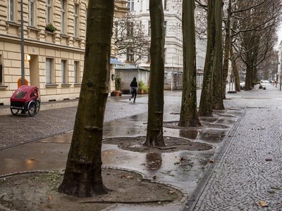 Cảnh vắng vẻ tại một tuyến phố ở Berlin, Đức trong bối cảnh các biện pháp hạn chế được áp dụng nhằm ngăn chặn sự lây lan của dịch COVID-19. (Ảnh: AFP/TTXVN).