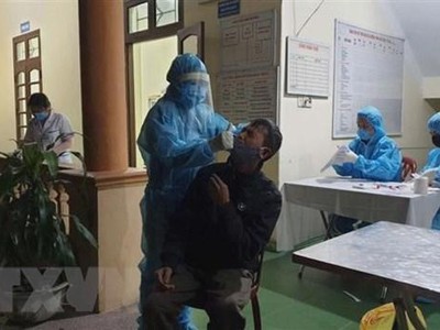 Lấy mẫu xét nghiệm SARS-CoV2 tại thành phố Uông Bí, Quảng Ninh. (Ảnh: TTXVN phát).