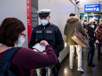 Cảnh sát Đức kiểm tra nhập cảnh trong bối cảnh Covid-19. Ảnh: DW.