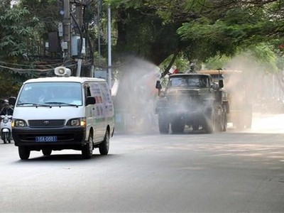 Phun khử trùng trên các tuyến phố của Hải Phòng. (Ảnh: Hoàng Ngọc/TTXVN).