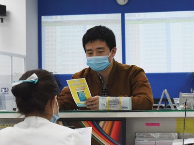 Nhân viên Ngân hàng ABB cho biết, thời điểm này, mỗi ngày có rất nhiều khách hàng đến nộp, rút tiền tài khoản chứng khoán.