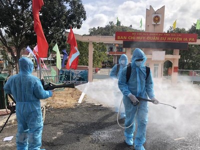 Lực lượng quân đội thuộc Tiểu đoàn Hoá học số 21, Quân đoàn 3 tiến hành phun dung dịch khử khuẩn tại thị xã Ayun Pa và Ia Pa. (Ảnh: Quang Thái/TTXVN).