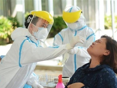 Nhân viên y tế lấy mẫu xét nghiệm COVID-19. Ảnh minh họa. (Ảnh: Văn Dũng/TTXVN).