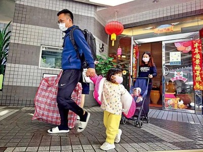 Người dân Hong Kong mua sắm chuẩn bị đón tết Tân Sửu. (Nguồn 163.).