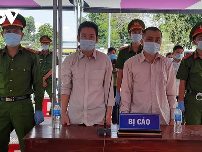 Hai bị cáo tại phiên tòa.