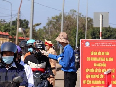 Đo thân nhiệt người dân để sàng lọc, phòng chống dịch COVID-19. (Ảnh: Hưng Thịnh/TTXVN).