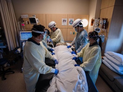 Điều trị cho một ca mắc Covid-19 ở Mission Hills, California (Ảnh: Bloomberg).