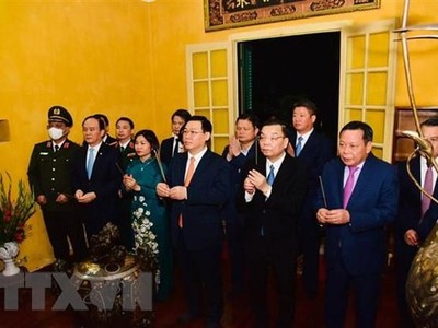Lãnh đạo thành phố Hà Nội dâng hương tưởng nhớ Chủ tịch Hồ Chí Minh. (Ảnh: Nguyễn Cúc/TTXVN).