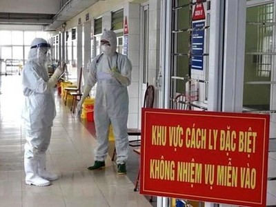 Ngày 30 Tết, các bác sỹ làm việc tại khu vực cách ly đặc biệt ở Quảng Ninh. (Nguồn: TTXVN phát).