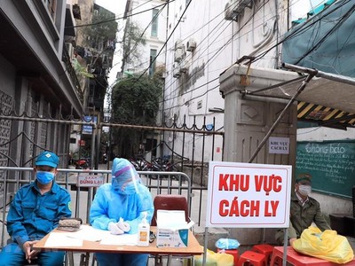 Lực lượng chức năng tiến hành phong toả nơi ở của bệnh nhân 2234. (Ảnh: Minh Đức/TTXVN).