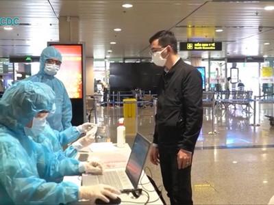 Khai báo y tế lấy mẫu ngẫu nhiên hành khách từ 3 sân bay quốc nội.
