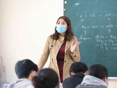 Học sinh, giáo viên Hà Nội đeo khẩu trang lên lớp để phòng, chống dịch COVID-19. (Ảnh: TTXVN).