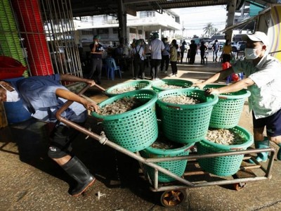 Thái Lan xác nhận ổ dịch Covid-19 mới liên quan tới một khu chợ hải sản ở tỉnh Samut Sakhon. (Nguồn: EPA-EFE).