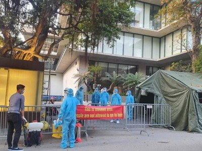 Các lực lượng thực hiện phong toả khách sạn Somerset Westpoint. (Ảnh: Chinhphu.vn).