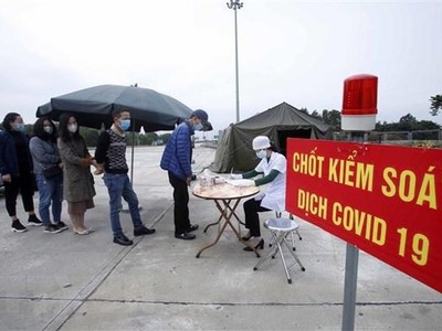 Những người muốn vào địa bàn tỉnh Hưng Yên phải khai báo y tế tại chốt kiểm soát dịch COVID-19 (huyện Yên Mỹ, Hưng Yên). (Ảnh: Phạm Kiên/TTXVN).