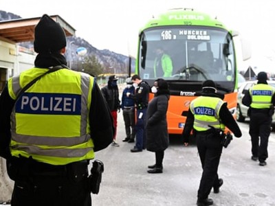 Cảnh sát Đức kiểm tra khu vực biên giới tiếp giáp với vùng Tyrol của Áo. Ảnh: DW.