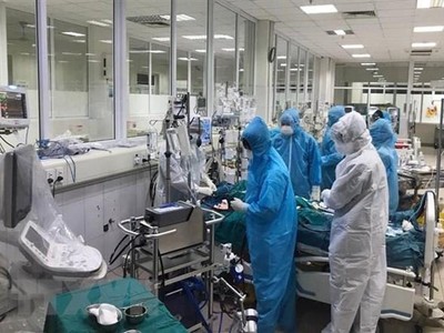 Tích cực điều trị cho một ca bệnh COVID-19. (Ảnh: TTXVN phát).