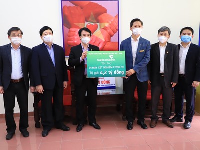 Ông Nguyễn Xuân Cao Cường – Giám đốc Vietcombank Hải Dương (thứ ba từ phải sang), thay mặt Ban lãnh đạo Vietcombank trao biển tài trợ 01 máy xét nghiệm COVID-19 cho tỉnh Hải Dương.