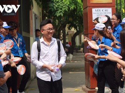 Học sinh Hà Nội đi học trở lại từ 2/3