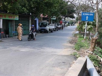 Giám sát đường vào xã Hoa Động, huyện Thủy Nguyên, Hải Phòng, nơi bệnh nhân COVID-19 sinh sống. (Ảnh: Hoàng Ngọc/TTXVN).