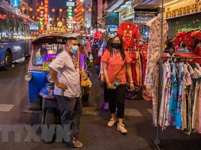 Người dân đeo khẩu trang phòng lây nhiễm COVID-19 tại Bangkok, Thái Lan, ngày 11/2/2021. (Ảnh: THX/TTXVN).