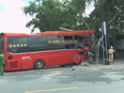 Phần đầu xe khách nát bét và trụ điện gãy đôi.