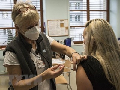 Tiêm vắcxin ngừa COVID-19 cho người dân tại Prague, CH Séc. (Ảnh: AFP/TTXVN).