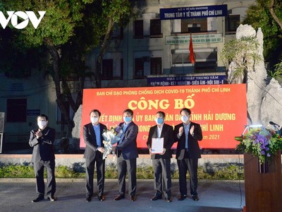 Bí thư Tỉnh ủy và Chủ tịch UBND tỉnh Hải Dương trao quyết định gỡ bỏ phong tỏa đối với TP Chí Linh.