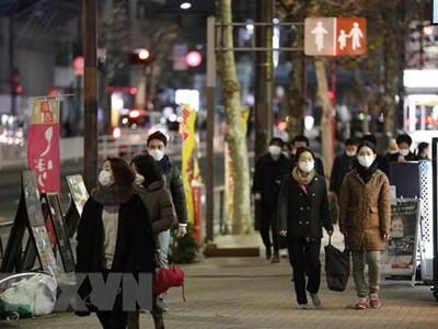 Người dân đeo khẩu trang phòng lây nhiễm COVID-19 tại Tokyo, Nhật Bản. (Ảnh: THX/TTXVN).